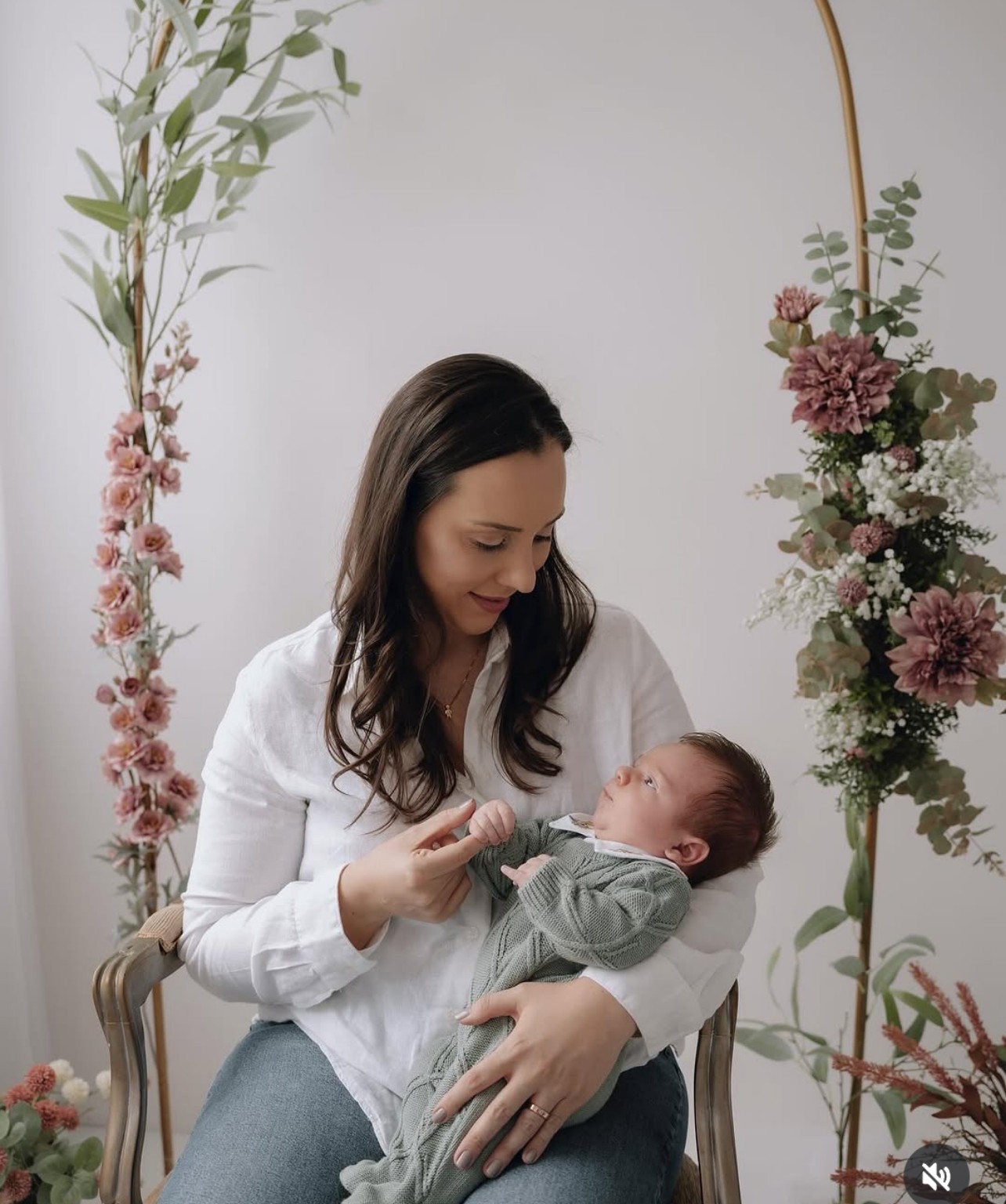 Mãe com bebê em ambiente acolhedor
